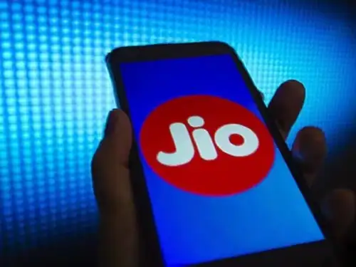 Reliance Jio has acquired additional spectrum in the 1800 MHz band in Bihar and West Bengal, spending Rs 973.63 crore. The acquisition aims to address geography-specific demand and ensure quality of service. Jio's spectrum footprint increased to 26,801 MHz (Uplink + Downlink), solidifying its leadership position. The technology-agnostic band, which includes 5 MHz in Bihar and 9.4 MHz in West Bengal, can be paid over 20 annual instalments at 8.65% interest per annum.