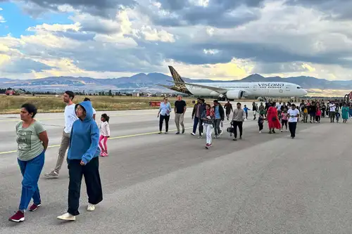 A Vistara Airlines flight from Mumbai to Frankfurt made an emergency landing in Erzurum, Turkey, due to a bomb threat. Turkish officials found a note in the lavatory, prompting a search and evacuation of 234 passengers and 13 crew members. The threat was later confirmed as false. An alternate aircraft will be sent to take passengers to Frankfurt.