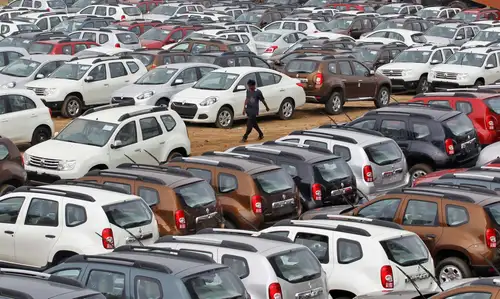 As the festival season arrives, major automakers are offering significant discounts on cars to address a growing inventory surplus. Tata Motors has reduced prices on popular models by up to Rs 2.05 lakh, while Maruti Suzuki has cut prices on certain small cars by up to Rs 6,500.