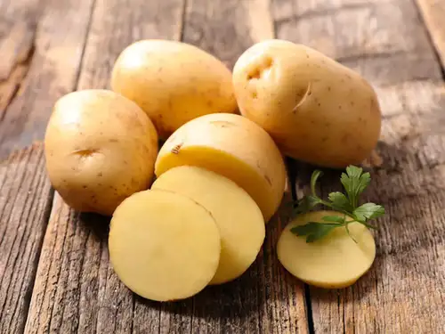 Explore 8 popular foods that didn't originate in India: Potatoes (South America), Paneer (Persia), Papaya (Mexico), Tea (China), Pineapple (South America), Capsicum (Americas), Jalebi (Middle East), Tomatoes (South America).