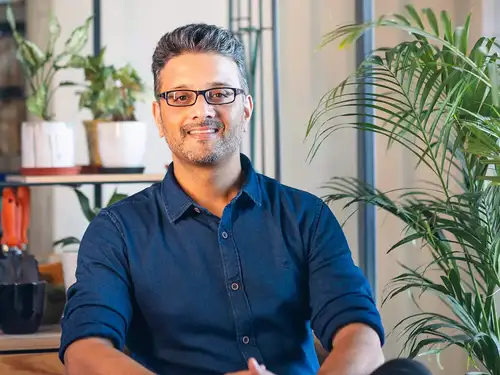 Solv, a B2B digital marketplace led by Amit Bansal, addresses the challenges faced by India's MSMEs. Launched in 2021, Solv connects small businesses with verified suppliers and integrates financial solutions to simplify procurement and access to credit. The platform aims to empower MSMEs by providing a comprehensive digital ecosystem.