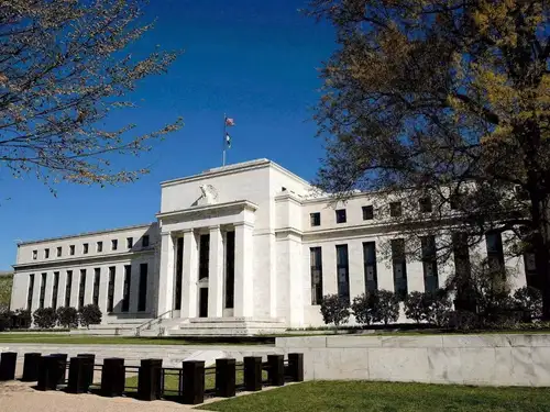 The Federal Reserve's decision to cut its benchmark interest rate by 50 basis points is expected to positively impact Asian stocks. Analysts believe this move will provide more room for regional central banks to loosen policies, easing monetary pressure and boosting risk assets and high-yield currencies in the region.