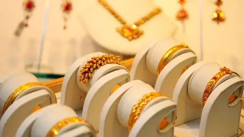 TBZ, Motisons Jewellers, and 4 other jewellery stocks surge up to 18.5% as gold hits record high